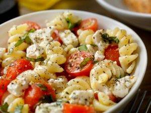 pasta fredda, pomodori e feta