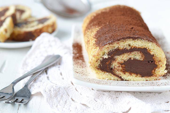 rotolo di pan di spagna con crema al cioccolato