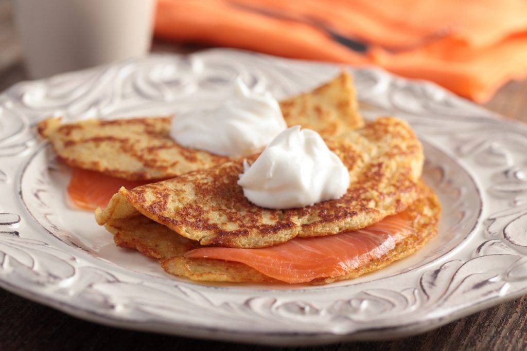 crespelle salate al salmone con creme fraiche