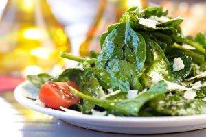insalata di spinaci, grana e pomodorini