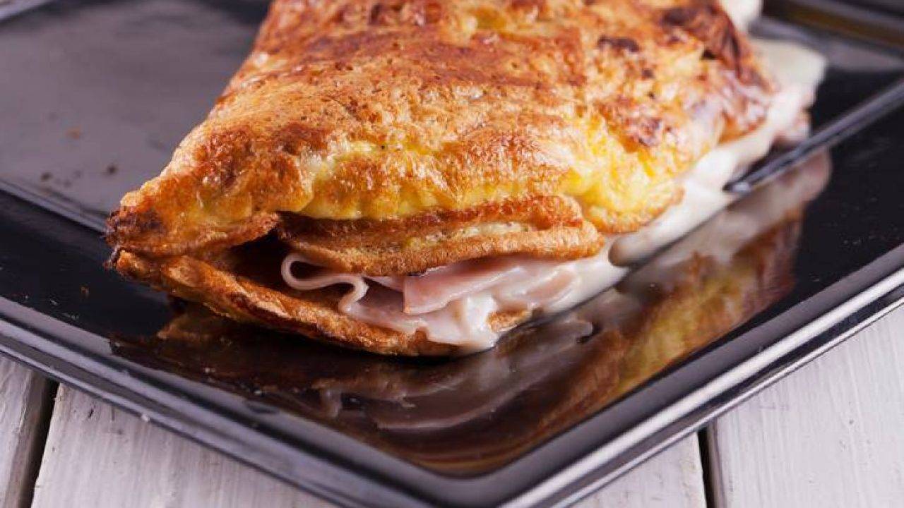 Omelette Con Prosciutto E Formaggio Un Secondo Veloce E Sfizioso