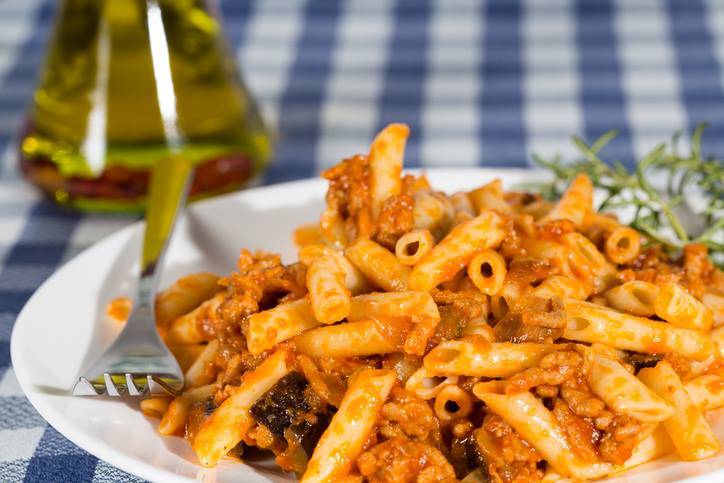 pasta con melanzane e salsiccia