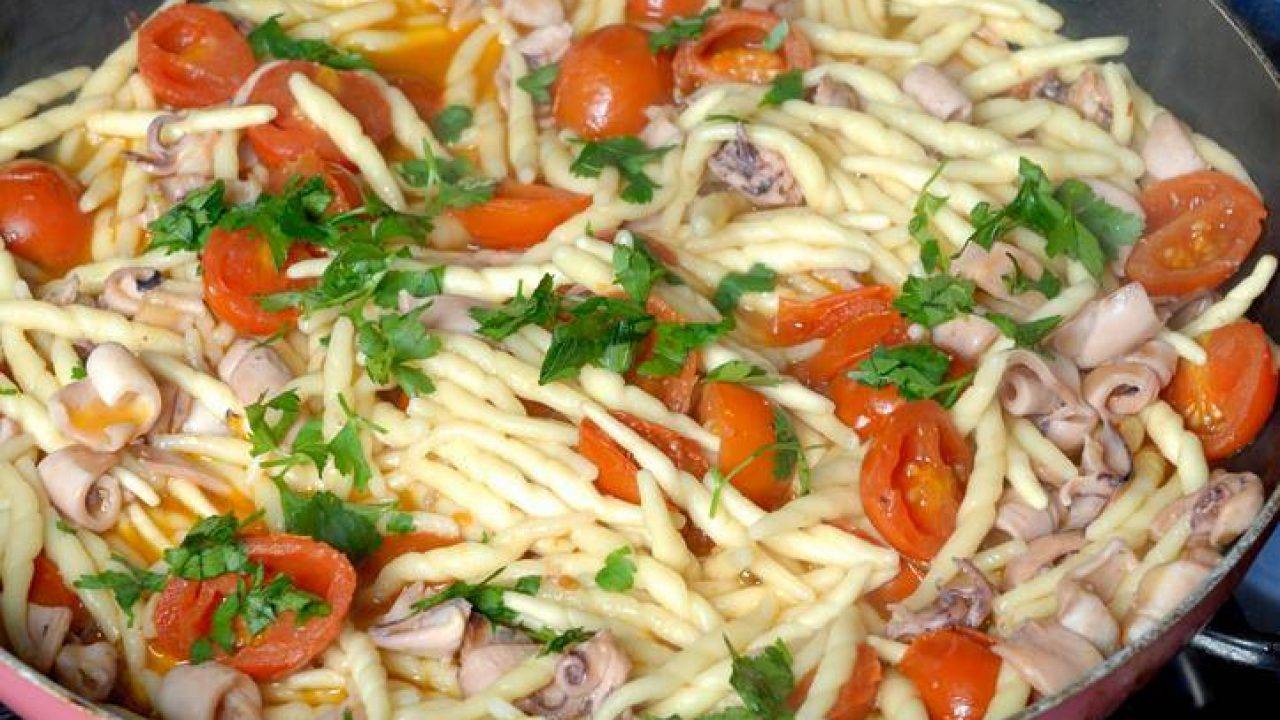 Trofie Con Calamari E Pomodorini L Estate In Tavola