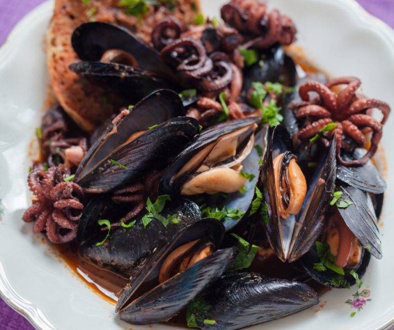 Zuppa di Cozze alla Napoletana, una magnifica specialità di mare