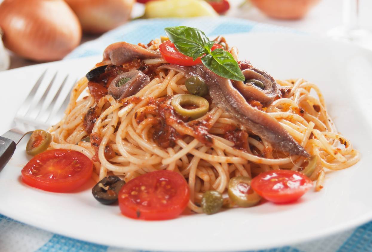 Spaghetti con acciughe, olive e pomodorini