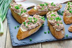 Crostini con philadelphia, tonno ed erba cipollina