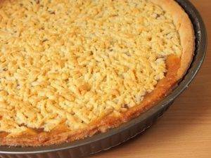 crostata ricoperta con confettura di fragole