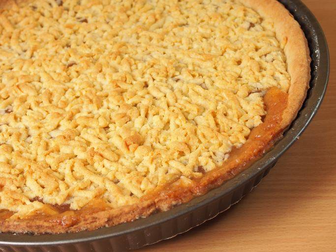 crostata ricoperta con confettura di fragole