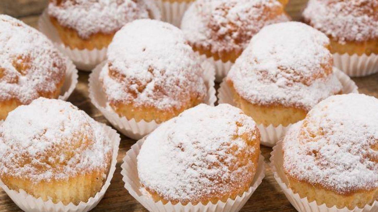 Дерево с пирожными. Кекс из пиццерия. Кекс 18. Кексы маффины. Маффины.