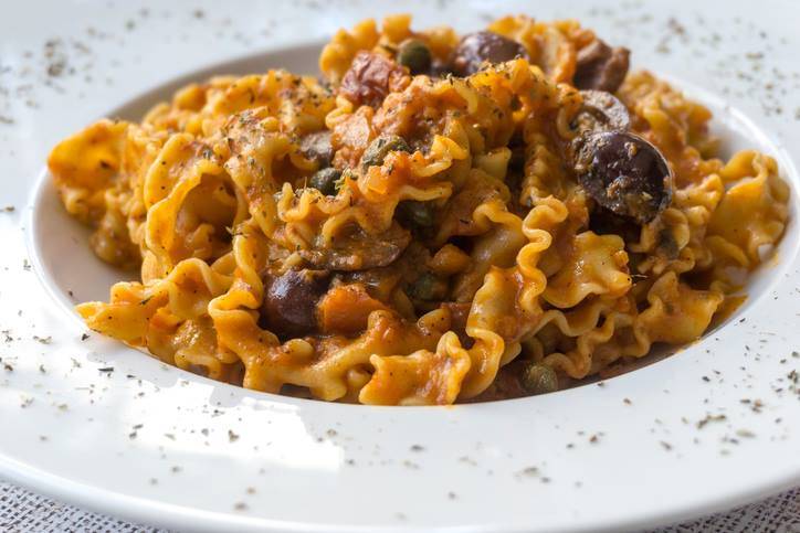 pasta con melanzane olive e capperi