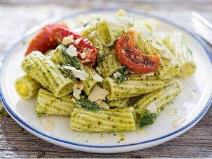 pasta al pesto e pomodori secchi