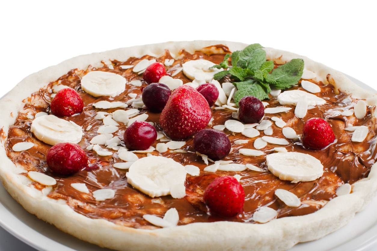 pizza dolce al cioccolato e frutta