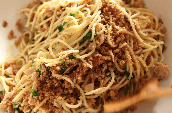 spaghetti al tonno, limone e mollica