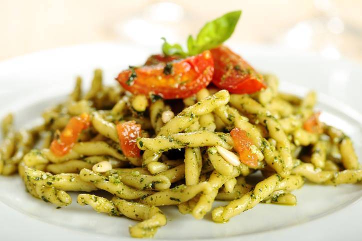 strozzapreti con pesto e pomodorini