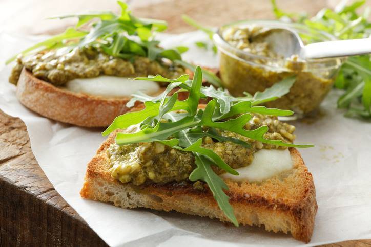 crostini mozzarella, pesto e rucola