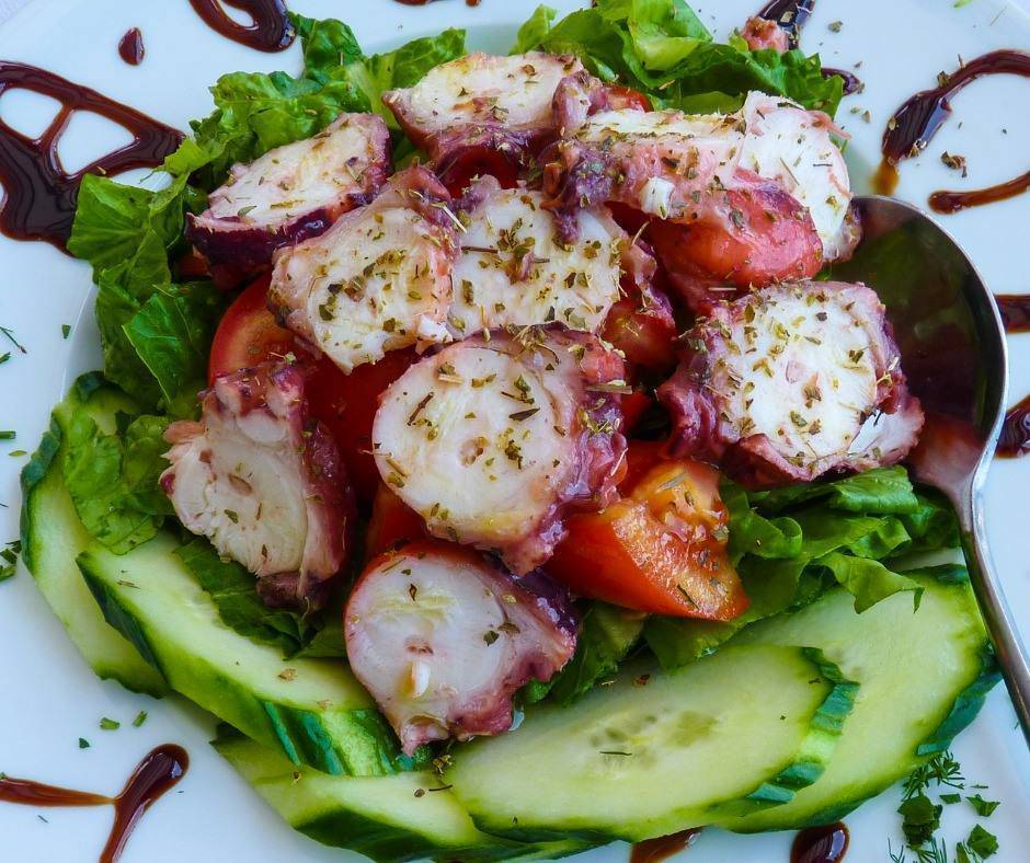 Insalata di polpo alla greca, freschezza del mare e sapori isolani