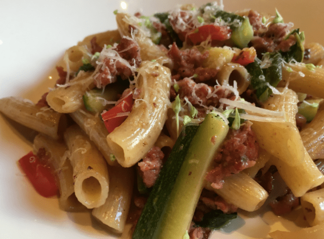 Pasta Salsiccia e Verdure, un buon primo piatto facile e gustoso.