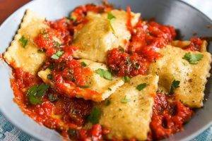 ravioli ricotta e spinaci con pomodoro fresco