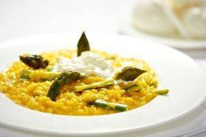 risotto allo zafferano con asparagi e zucchine