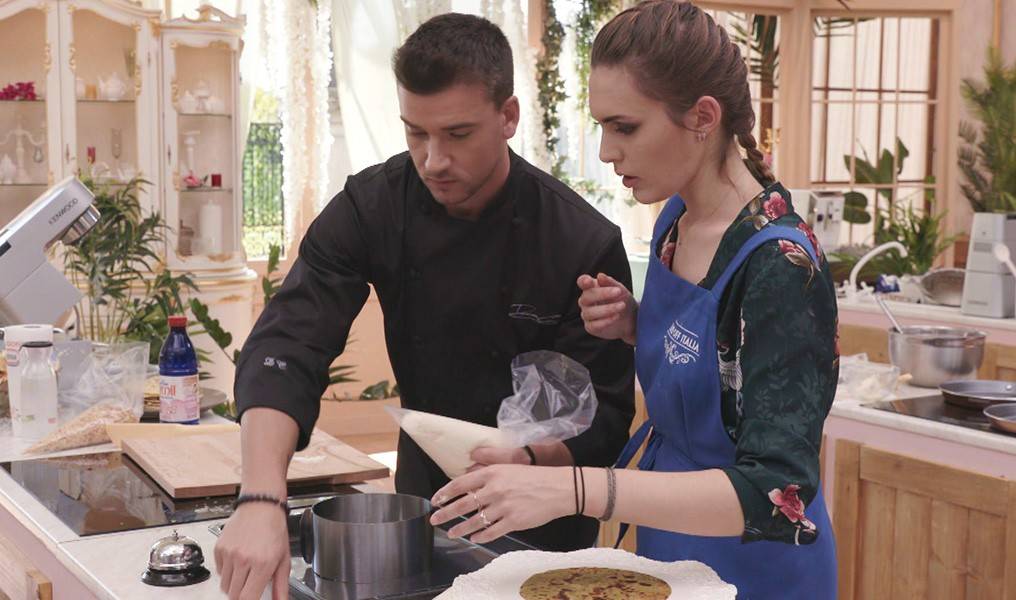Bake Off Italia 2018 - Damiano aiuta Iolanda per la torta di crepes