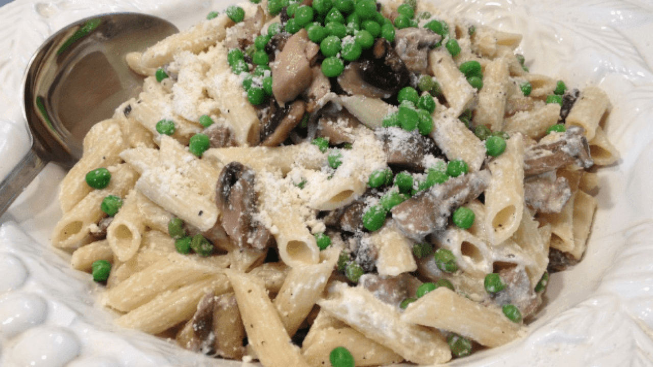 Pasta Con Funghi Piselli E Crema Di Ricotta Ricettasprint It