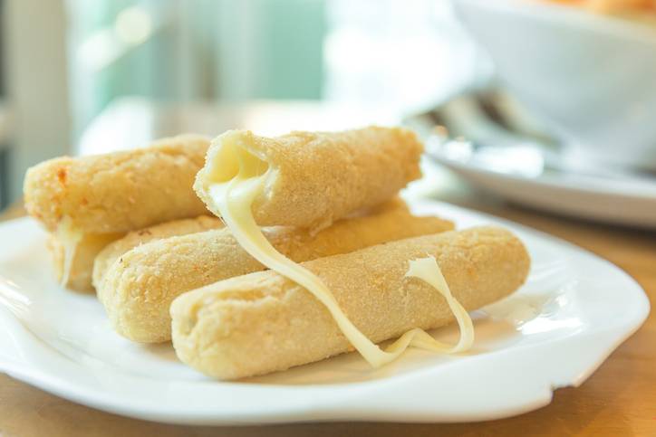 bastoncini di mozzarella fritti