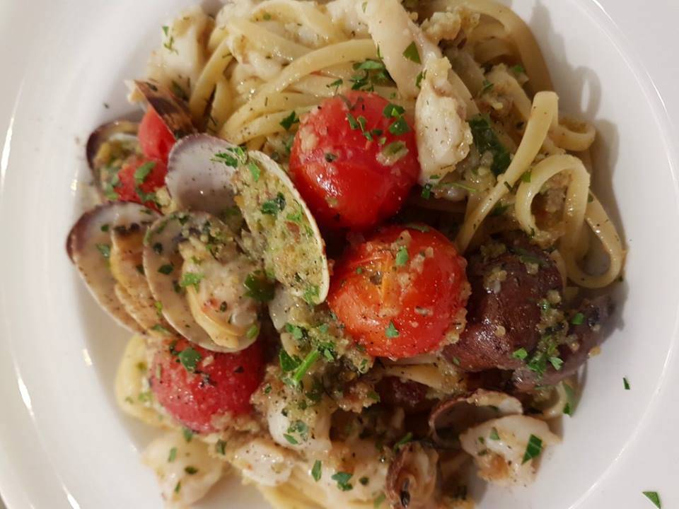 Linguine Vongole Funghi e Mollica