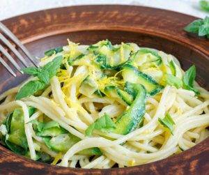 pasta a basso contenuto di colesterolo, limone e zucchine