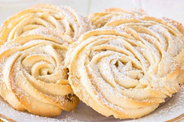 Rose di Pasta Frolla buonissimi dolcetti da sgranocchiare a tutte le ore