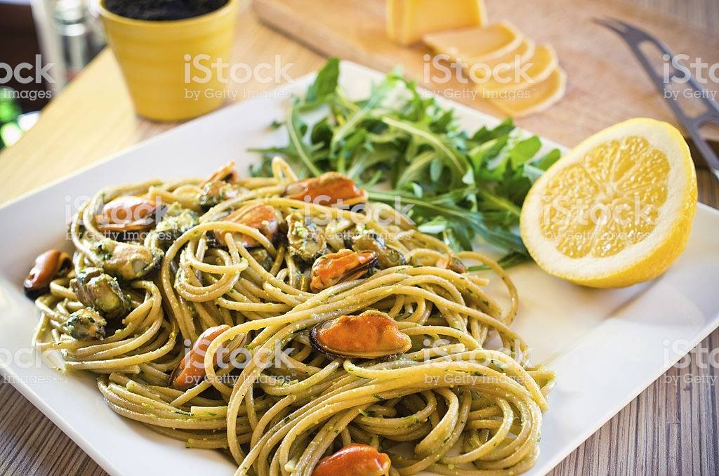 spaghetti al pesto con cozze e pecorino