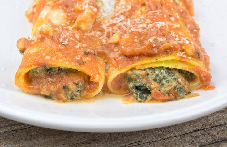 Cannelloni ricotta e spinaci al sugo