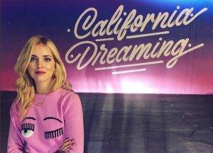 Chiara Ferragni ed il maglione della sua collezione - Instagram