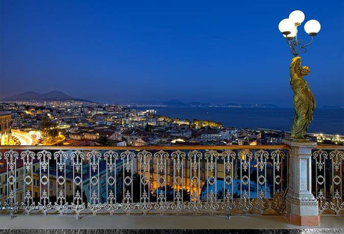 Napoli, la splendida terrazza del Grand Hotel Parker's