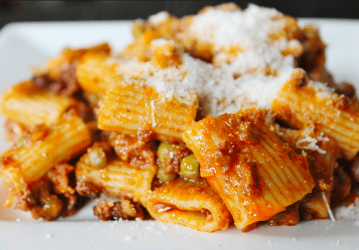 Mezze maniche con ragù di carne e piselli