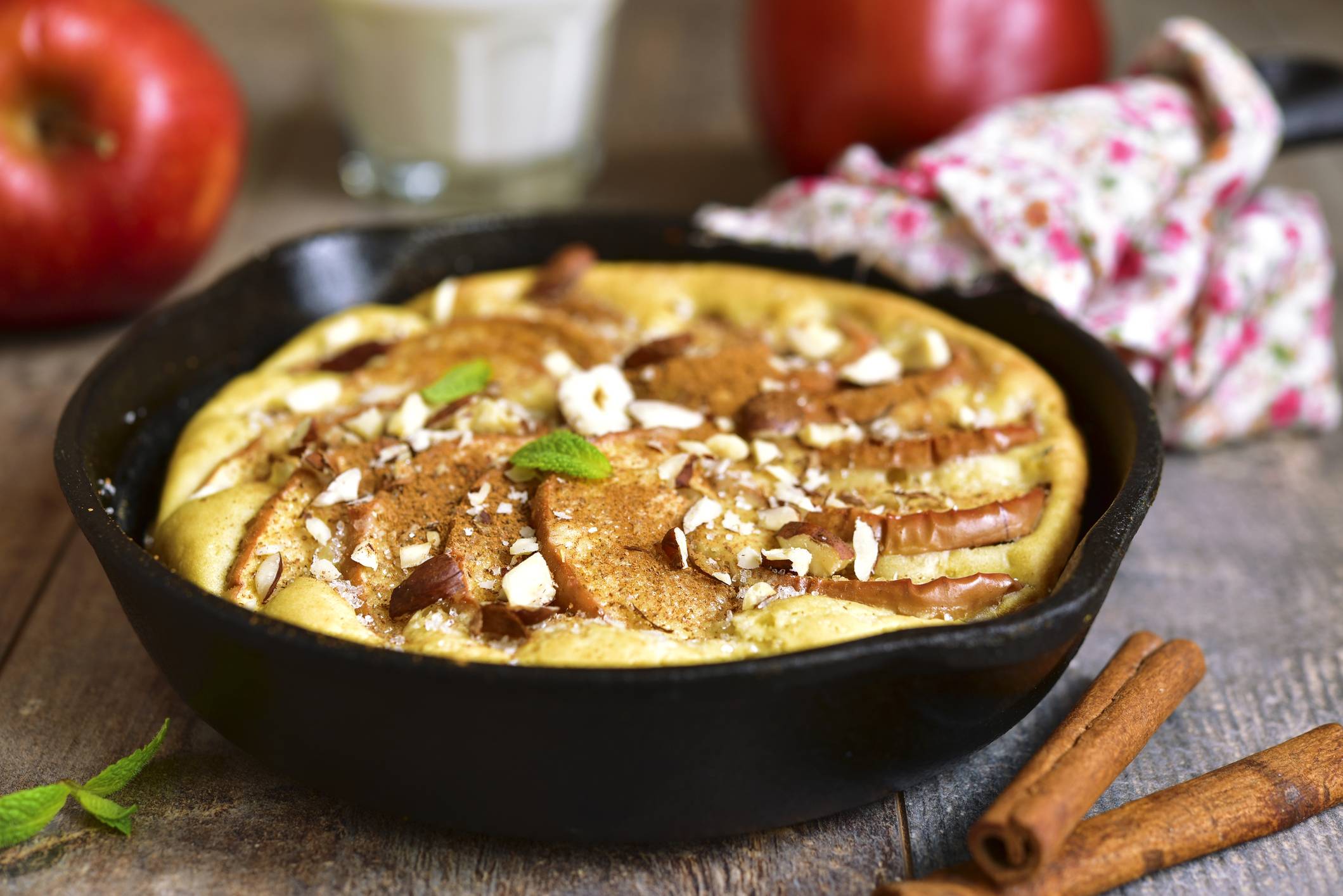 Torta di mele in padella con caramello salato