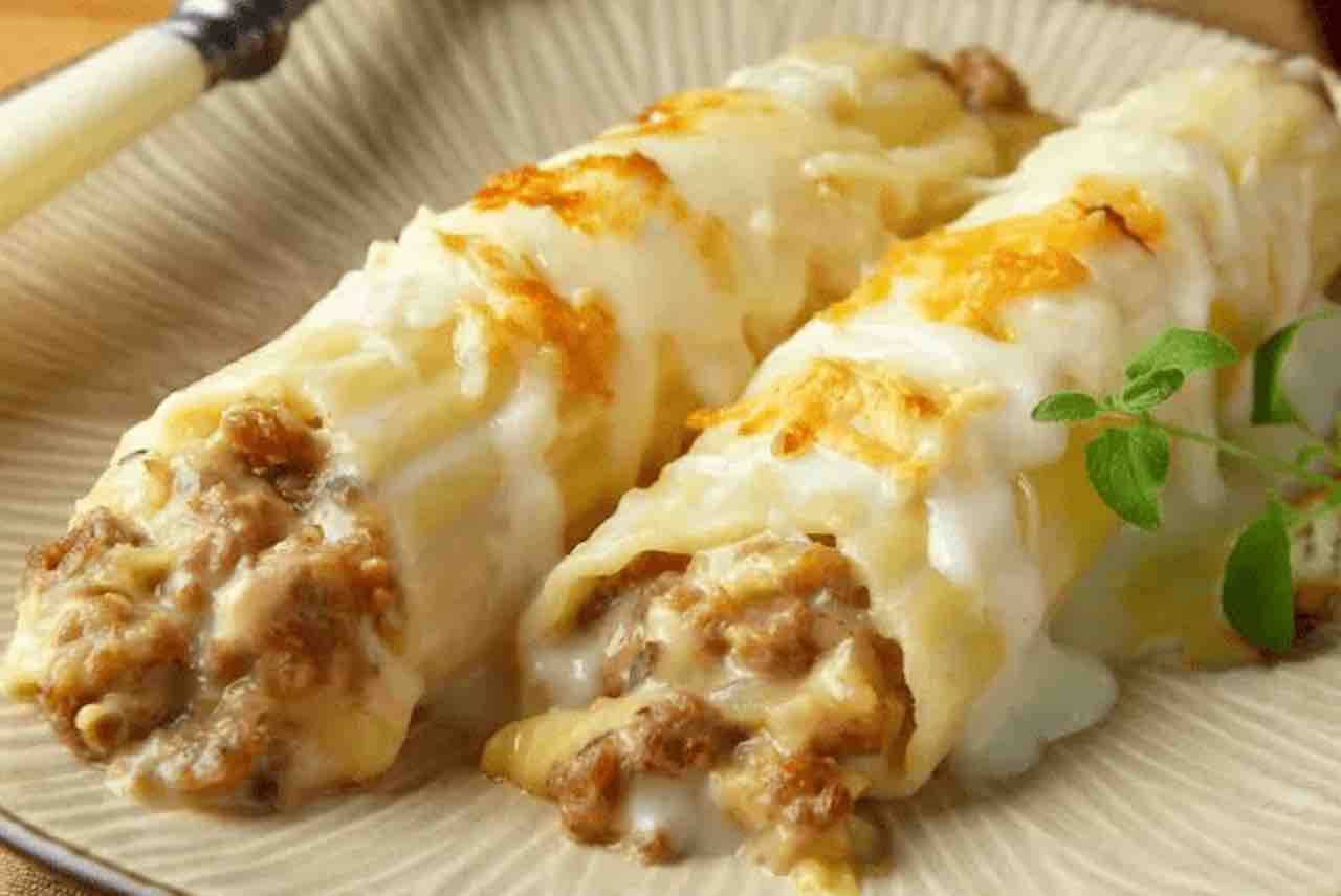 Каннеллони с фаршем в духовке с сыром. Каннеллони (Cannelloni). Фаршированные макароны каннеллони. Макароны каннеллони фаршированные грибами. Паста фаршированная каннеллони.