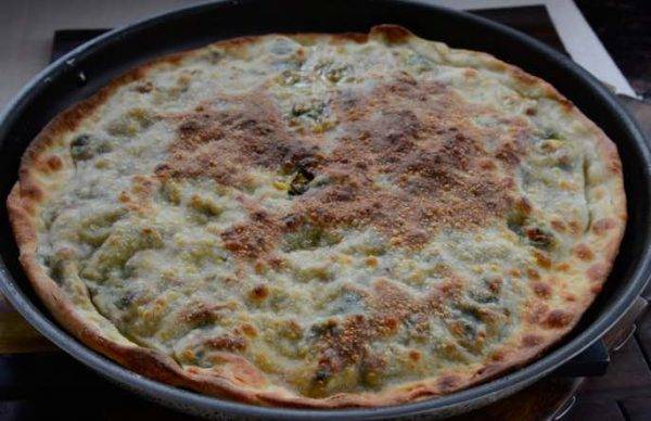 focaccia in padella ripiena di broccoli e salsicciafocaccia in padella ripiena di broccoli e salsiccia