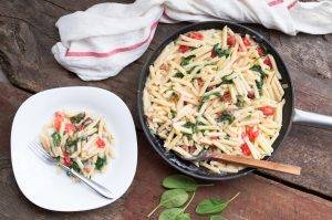 Penne di farro con sugo e gorgonzola