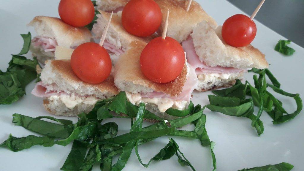 Cubetti di focaccia farciti con salsa tonnata e prosciutto cotto