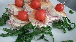 Cubetti di focaccia farciti con salsa tonnata e prosciutto cotto