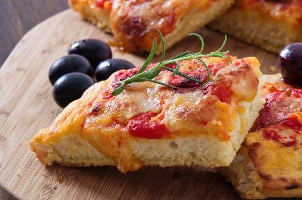 focaccia morbida di patate con pomodoro e mozzarella