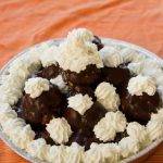 Profiterol classico con panna e cioccolato