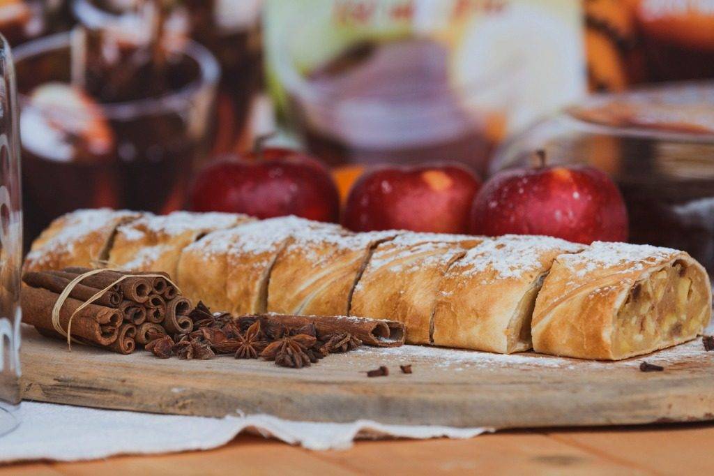 Rotolo in padella con mele, noci, zafferano e cannella