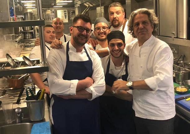 Giorgio Locatelli con lo staff della Locanda
