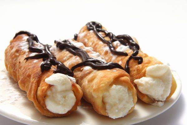 Cannoli di sfoglia con crema di ricotta