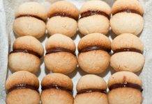 Baci di dama alle mandorle, piccole delizie friabili e delicate Baci di dama alle mandorle