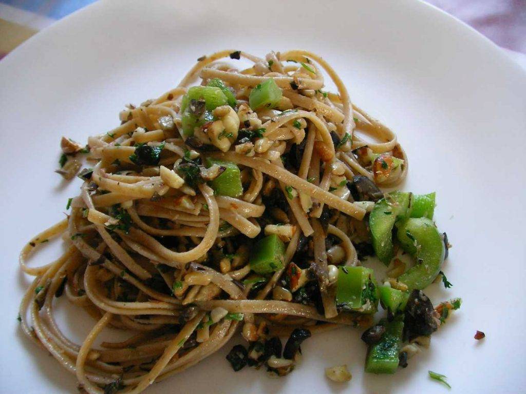 Linguine con crema di calamaro, olive taggiasche, sedano e mandorle