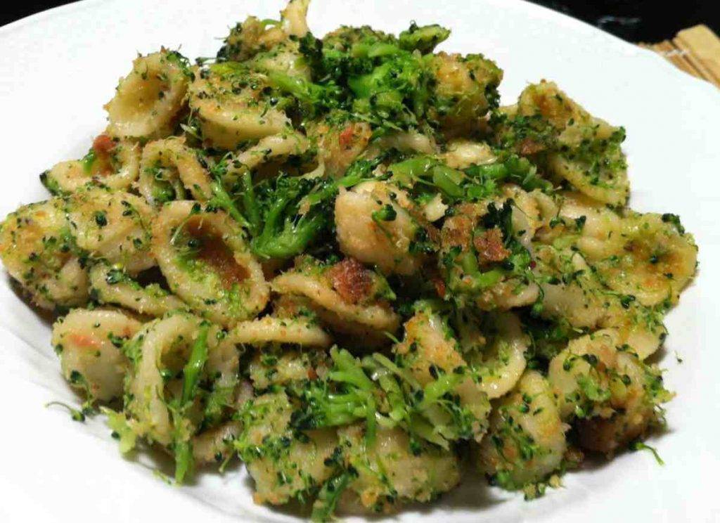 Orecchiette con cime di rapa e pangrattato