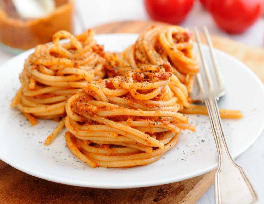 Spaghetti con pesto di pomodori