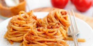 Spaghetti con pesto di pomodori